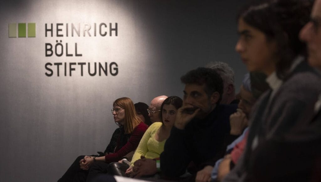 Sarah El Bulbeisi darf bei der Heinrich-Böll-Stiftung die Palästinenser als Opfer des Holocaust verkaufen