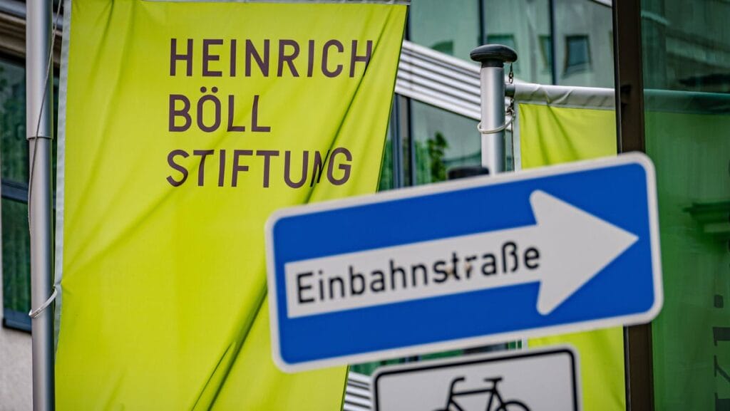 Sarah El Bulbeisi darf bei der Heinrich-Böll-Stiftung die Palästinenser als Opfer des Holocaust verkaufen