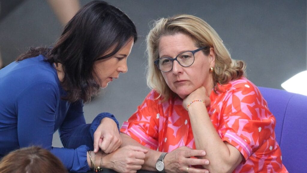 Entwicklungsministerin Schulze mit Außenministerin Baerbock im Deutschen Bundestag