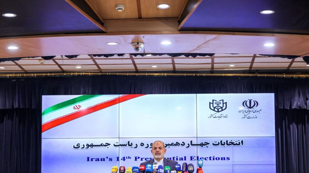 Der Sprecher der iranischen Wahlbehörde, Mohsen Eslami, verkündet das Ergebnis der ersten Wahlrunde