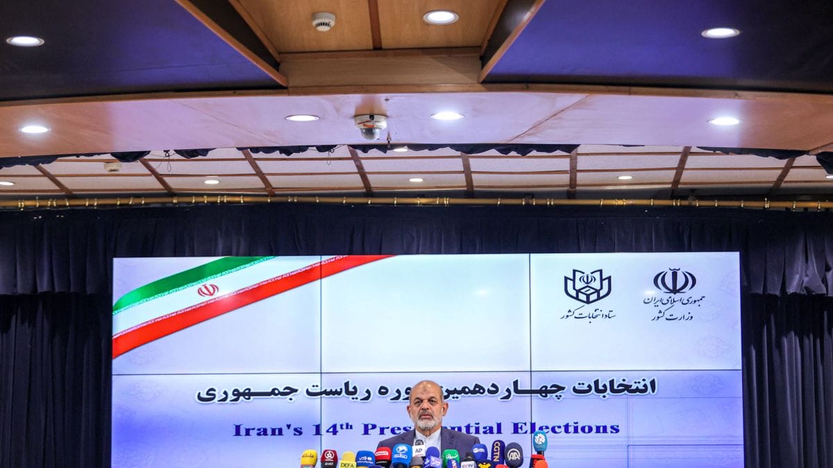 Der Sprecher der iranischen Wahlbehörde, Mohsen Eslami, verkündet das Ergebnis der ersten Wahlrunde