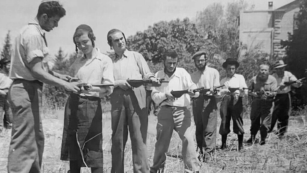 Ultraorthodoxe erhalten Ausbildung an der Waffe während des israelischen Unabhängigkeitskriegs