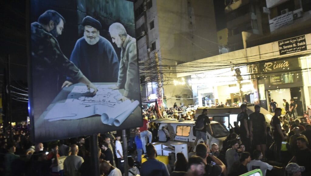 Ambulanz am Ort des israelischen Luftschlags gegen den Hisbollah-Kommandeur Fuad Shukr in Beirut