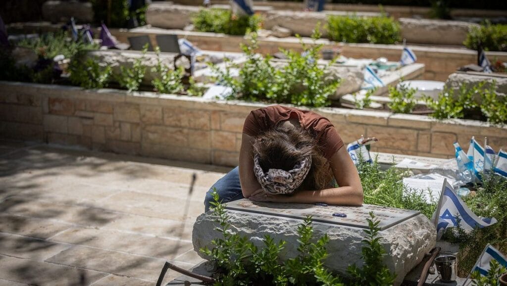 Anat Meir am Grab ihres Mannes David, der am 7. Oktober bei der Verteidigung des Kibbuz Be‘eri von Hamas-Terroristen getötet wurde