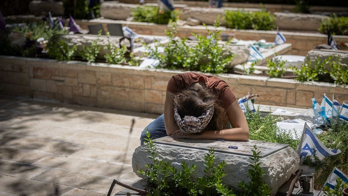 Anat Meir am Grab ihres Mannes David, der am 7. Oktober bei der Verteidigung des Kibbuz Be‘eri von Hamas-Terroristen getötet wurde