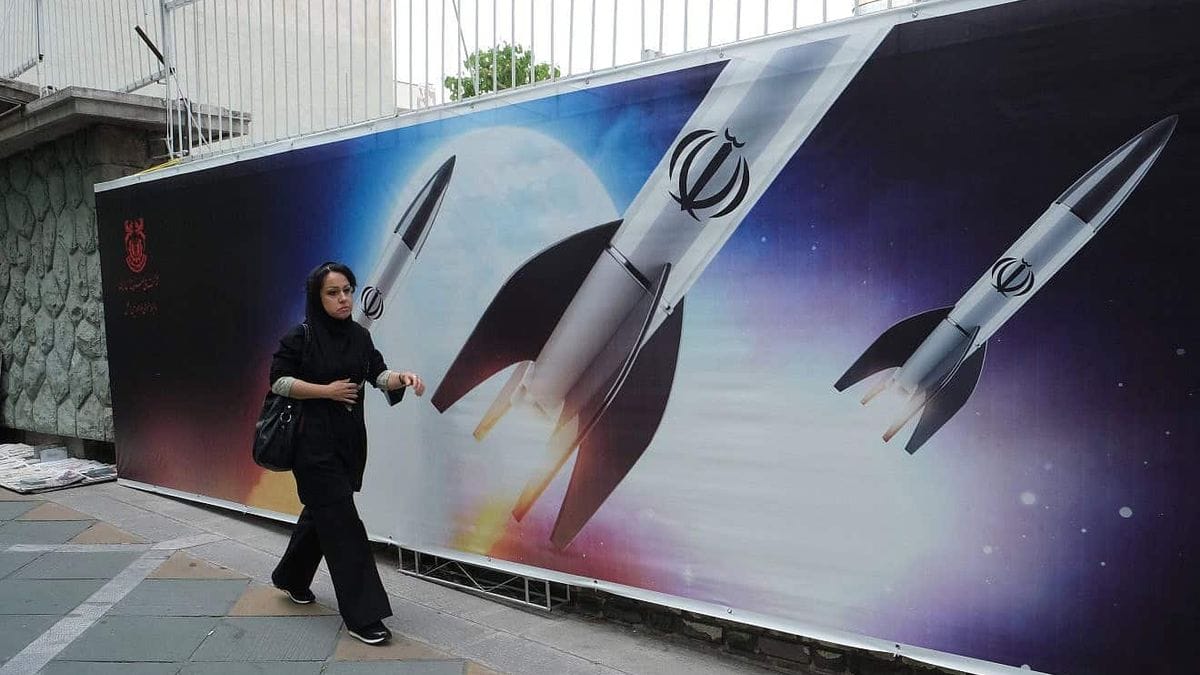 Plakate an einem Regierungsgebäude in Teheran zeigen das Raketenprogramm der Islamischen Revolutionsgarden