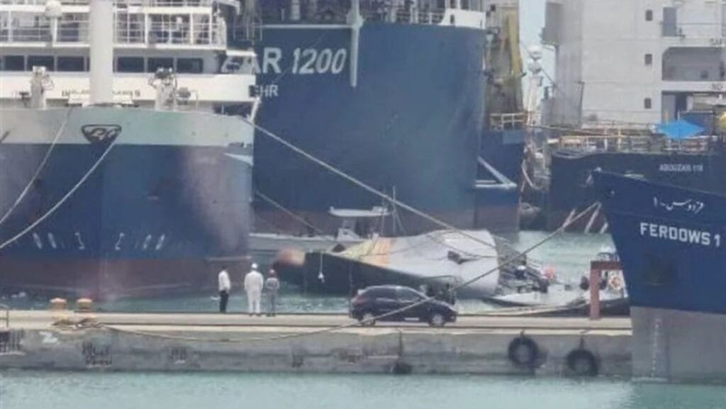 Das iranische Kriegsschiff Sahand liegrt gekentert im Hafen von Bandar Abbas