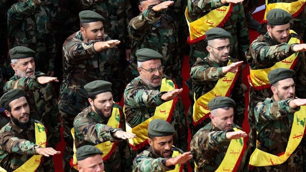 Iranische Stellvertreter: Hisbollah-Mitglieder salutieren bei Begräbnis in libanesischer Stadt Nabatäa