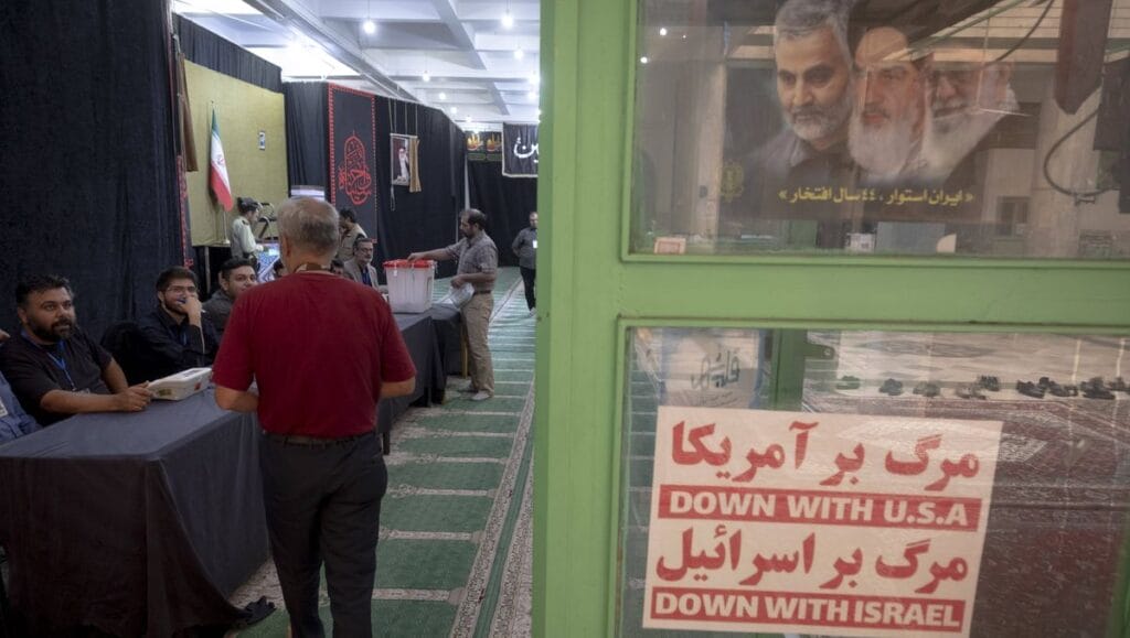 Wahllokal im Iran: Peseschkian machte das Rennen gegen Dschalili