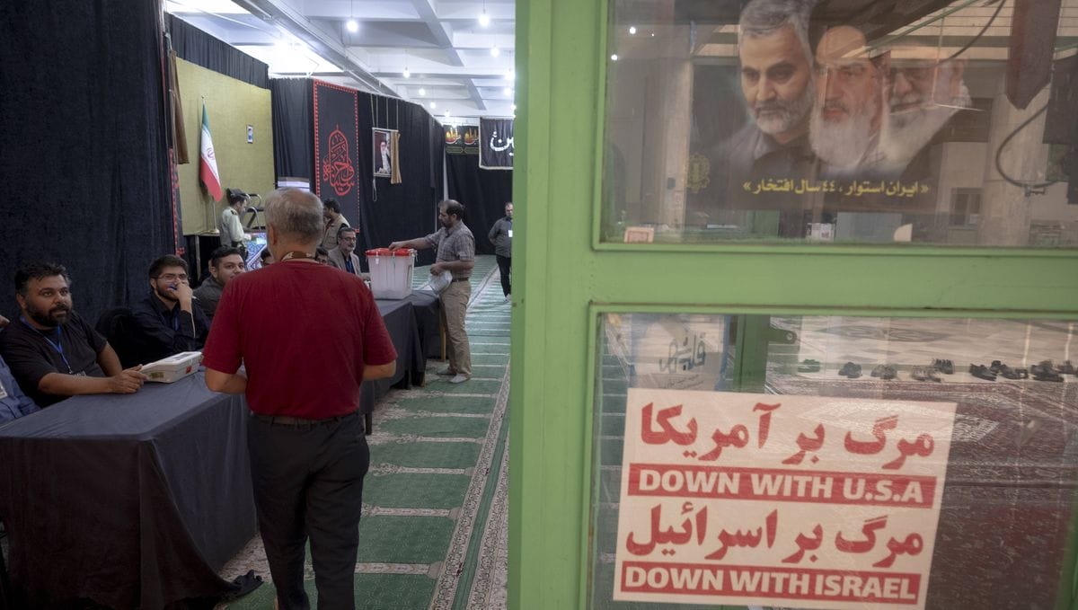 Wahllokal im Iran: Peseschkian machte das Rennen gegen Dschalili