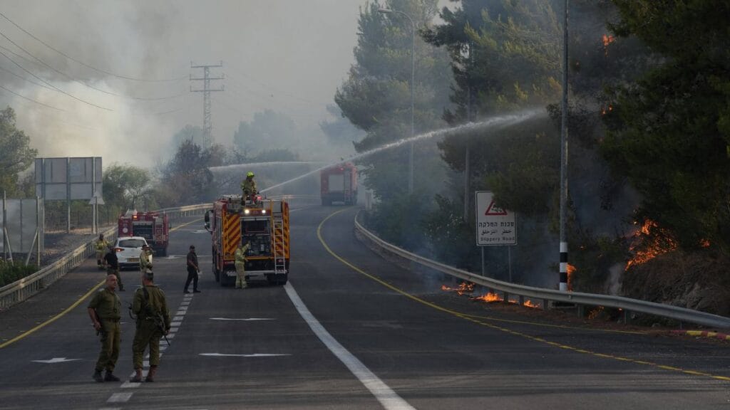 Israelische Feuerwehr löscht durch Hisbollah-Raketen entfachte Waldbrände in Galiläa