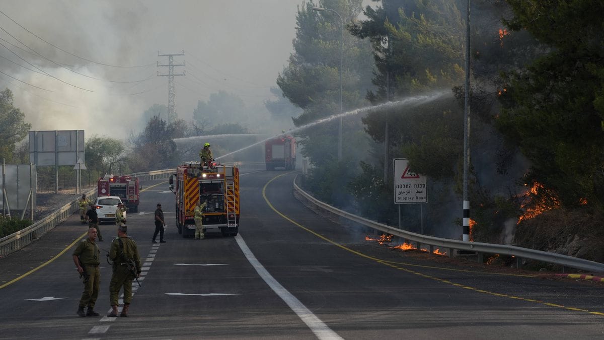 Israelische Feuerwehr löscht durch Hisbollah-Raketen entfachte Waldbrände in Galiläa