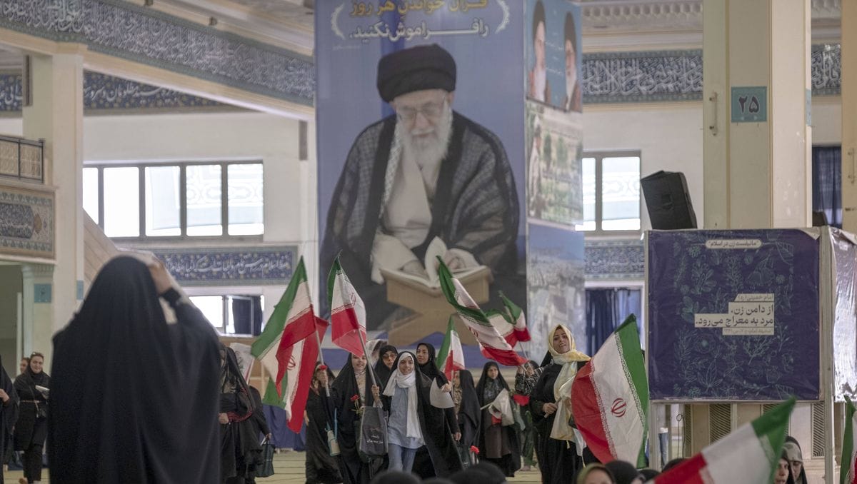 Zu niedrige Wahlbeteiligung: Khamenei fordert Iraner auf, sich an Stichwahl zu beteiligen
