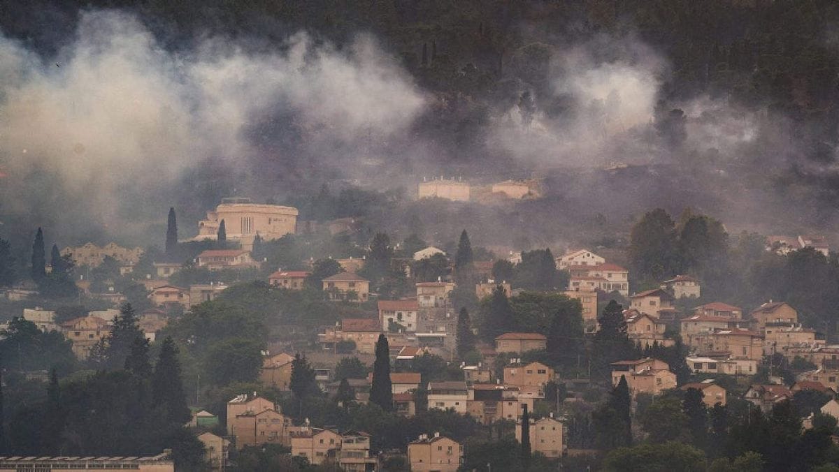 Von Hisbollah-Raketen entfachte Brände: Rauch über der israelischen Stadt Kirjat Schmona