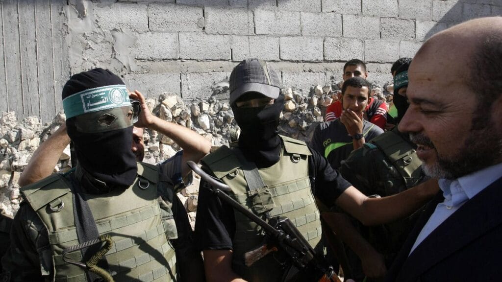 Einheit mit Fatah: Musa Abu Marzouk mit zwei Hamas-Kämpfern