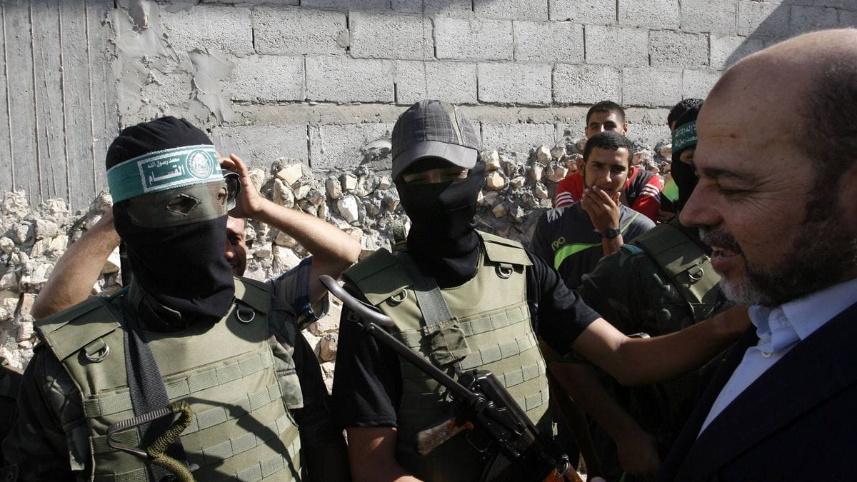 Einheit mit Fatah: Musa Abu Marzouk mit zwei Hamas-Kämpfern