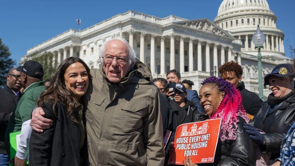 Alexandra Ocasio-Cortez mit Bernie Sanders, dem Chef der Demokratischen Sozialisten Amerikas