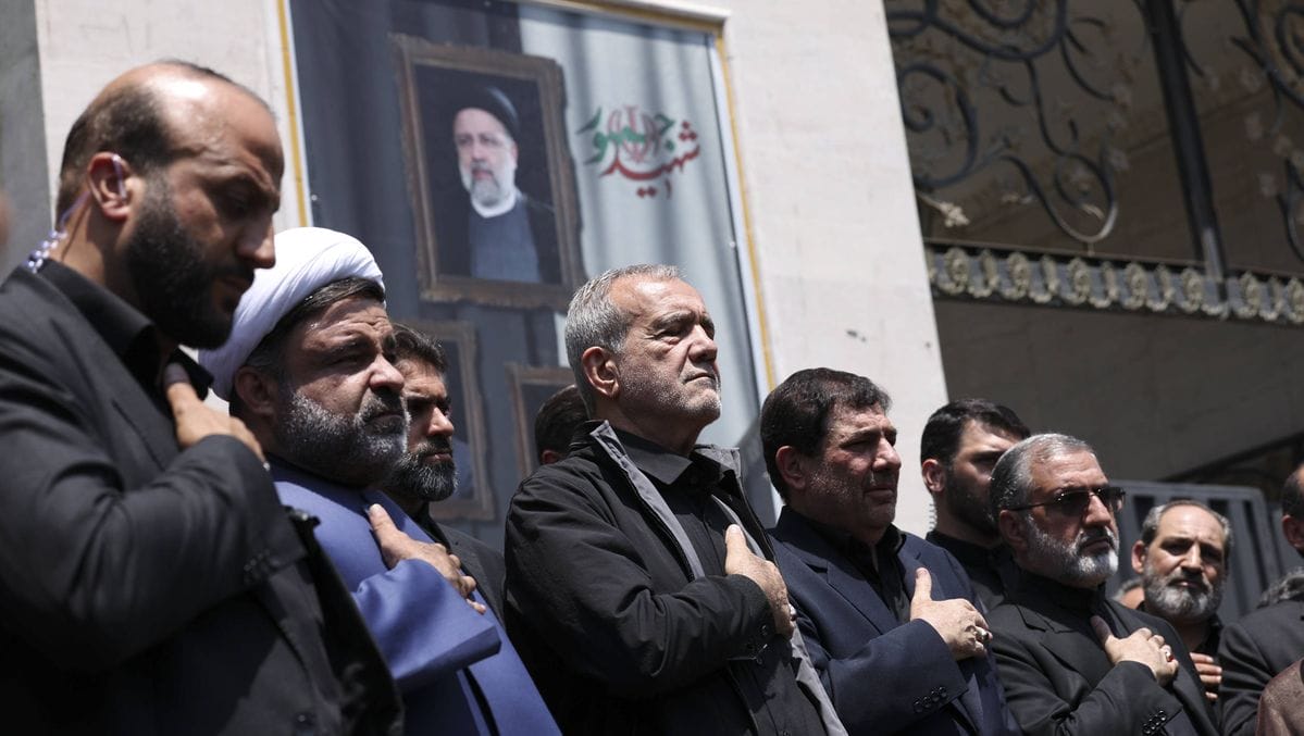Irans Präsident Peseschkian bei der schiitischen Trauerfeier für Mohammeds Enkel Hussein