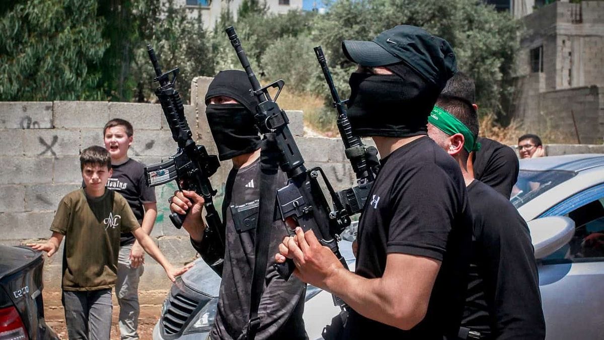 Bewaffnete Palästinenser Terroristen bei einem Begräbnis von bei einem Einsatz der IDF getöteten Terroristen in Dschenin