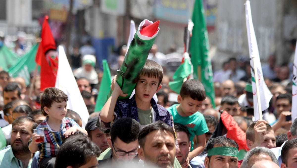 Junge mit Raketenattrappe: Hamas-Demonstration in Ramallah im Westjordanland