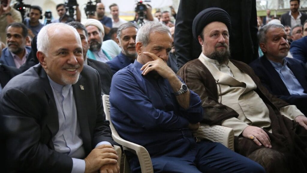 Ex-Außenminister Zarif, Präsident Peseschkian und Khomeinis Enkel Hassan nach der Wahl im Iran