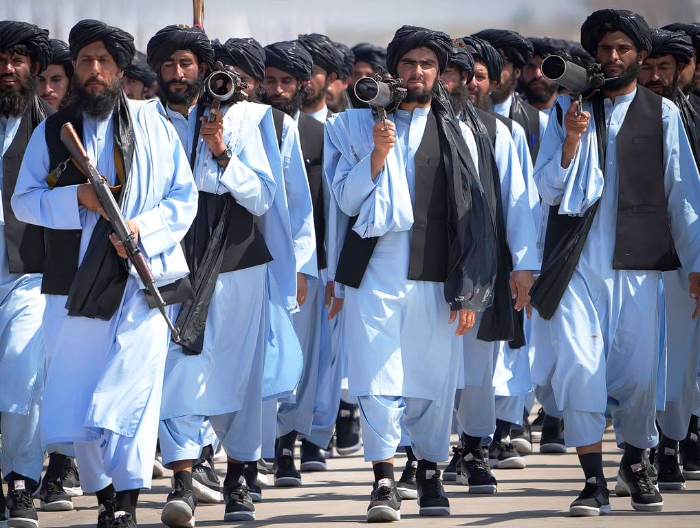 In Afghanistan feierten die Taliban unlängst den dritten Jahrestag ihrer (erneuten) Machtergreifung mit einer Militärparade. (© imago images/ABACAPRESS)