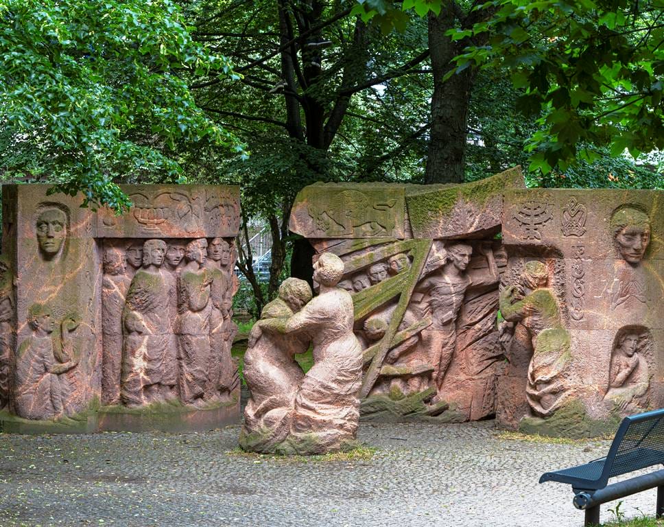 Das Mahnmal in der Berliner Rosenstraße vor der Beschädigung mit antisemitischen Parolen. (© imago images/CHROMORANGE)