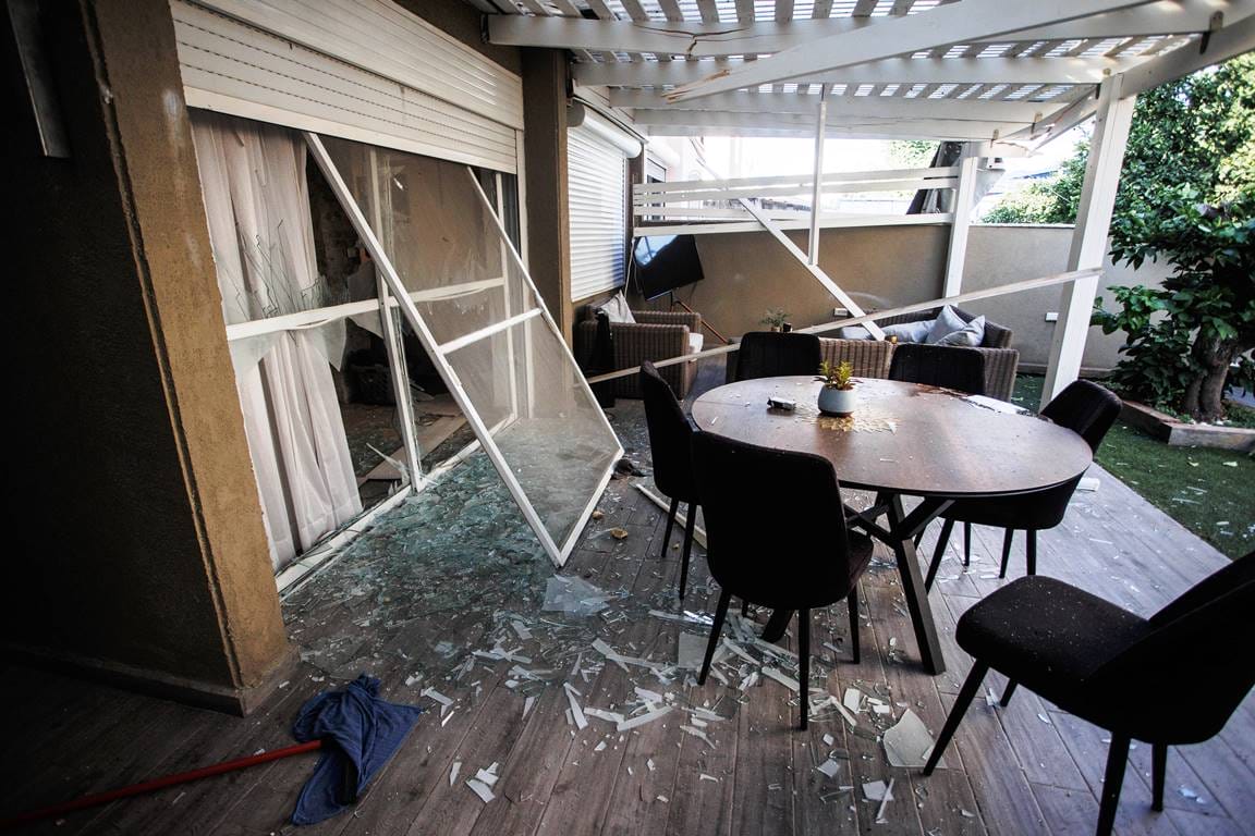Gebäude im israelischen Akko, das von einer Hisbollah-Rakete beschädigt wurde. (© imago images/Xinhua)