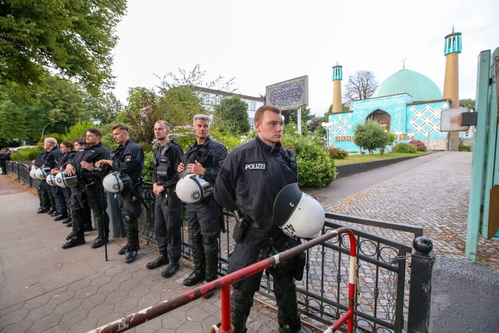 Polizisten vor der Blauen Moschee, die zum verbotenen IZH gehört. (© imago images/Nikito)