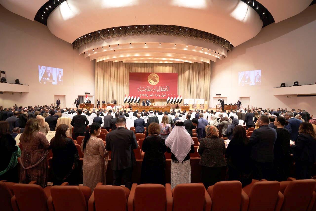 Die schiitische Mehrheit im irakischen Parlament befürwortet die Novelle, die eine Schlechterstellung schiitischer Frauen und Mädchen bedeuten würde. (© imago images/Xinhua)