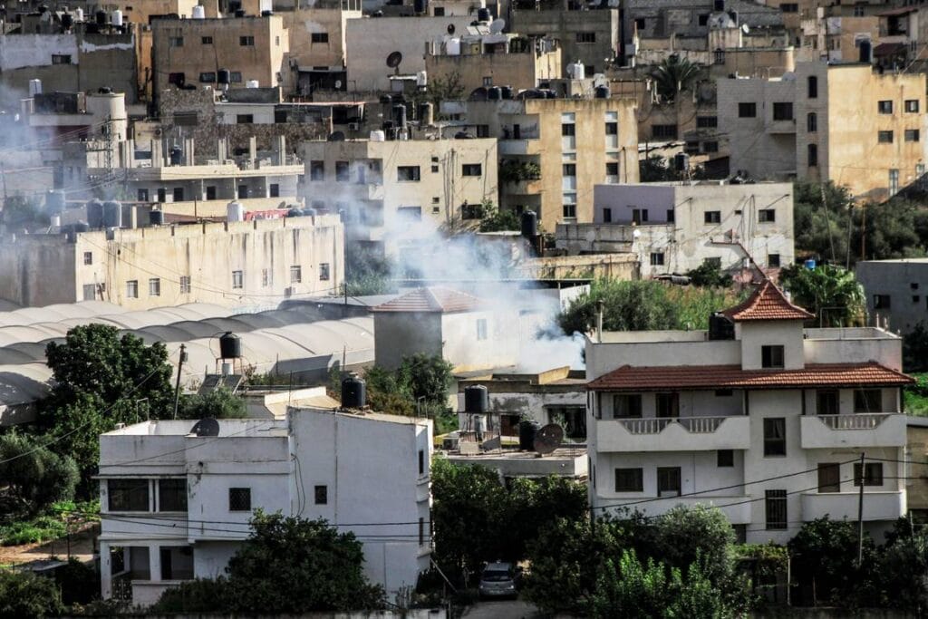 Bei einem israelischen Antiterroreinsatz in Jenin. Auch in dieser Stadt baut der Iran Bataillone für den Kampf gegen Israel auf. (© imago images/ZUMA Press Wire)