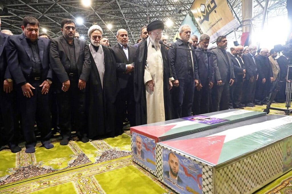 Ali Khamenei am Sarg von Hamas-Chef Ismail Haniyeh. (© imago images/ABACAPRESS)