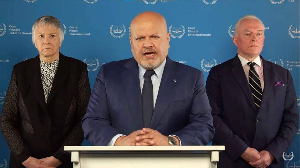 ICC-Chefankläger Karim Khan bei der Bekanntgabe seines Antrages auf Haftbefehle gegen Israels Premier Netanjahu und Verteidigungsminister Gallant. (© imago images/UPI Photo)