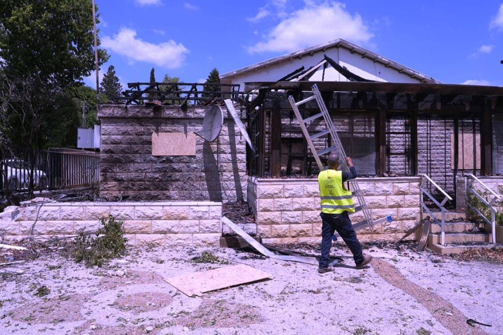 Ein von der Hisbollah beschädigtes Haus in Kiryat Shmona im Norden Israels. (© imago images/Xinhua)