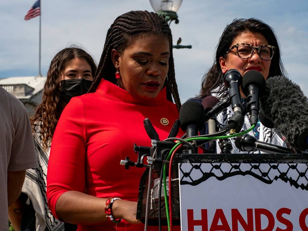 Die Kongressabgeordneten Cori Bush (li.) und Rashida Tlaib auf einer israelfeindlichen Kundgebung am 8. Mai 2024 in Washington D.C. (© imago images/ZUMA Press Wire)