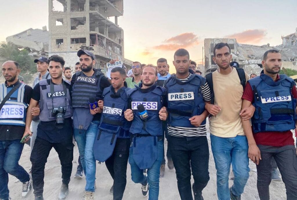 Journalisten beim Begräbnis von Ismail al-Ghoul. Der ORF übernahm die Lügen von Al Jazeera und Hamas. (© imago images/APAimages)