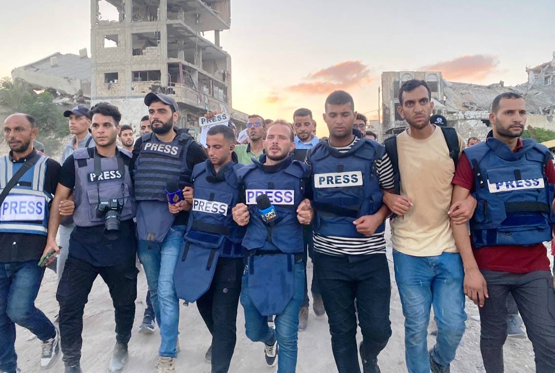 Journalisten beim Begräbnis von Ismail al-Ghoul. Der ORF übernahm die Lügen von Al Jazeera und Hamas. (© imago images/APAimages)