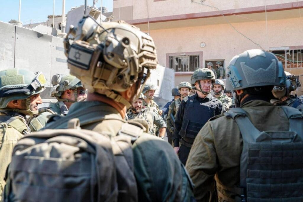 Verteidigungsminister Gallant bei einem Besuch in Rafah, wo die letzte Hamas-Brigade zerstört sein soll. (© imago images/Xinhua)