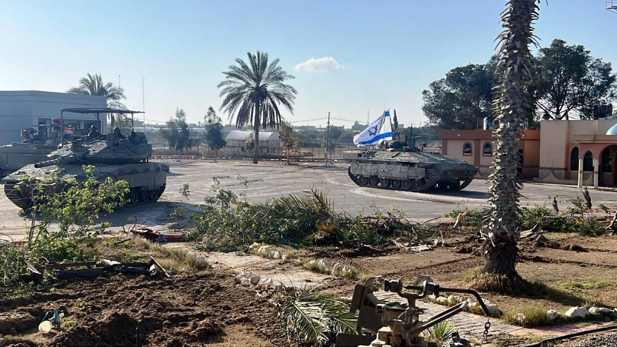 Israelische Panzer am Grenzübergang Rafah. Unterhalb der Grenze verlaufen Dutzende Tunnel der Hamas. (© imago images/Cover-Images)
