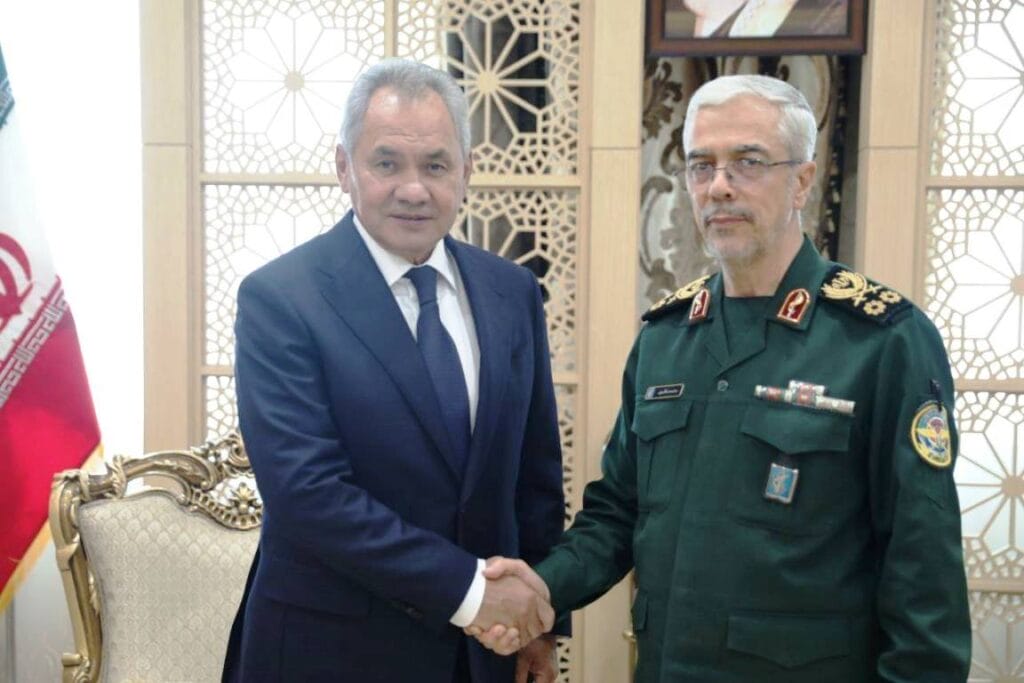 Sergei K. Schoigu auf Besuch bei Mohammad Bagheri, dem Chef des Generalstabs der iranischen Streitkräfte. (© imago images/ZUMA Press Wire)