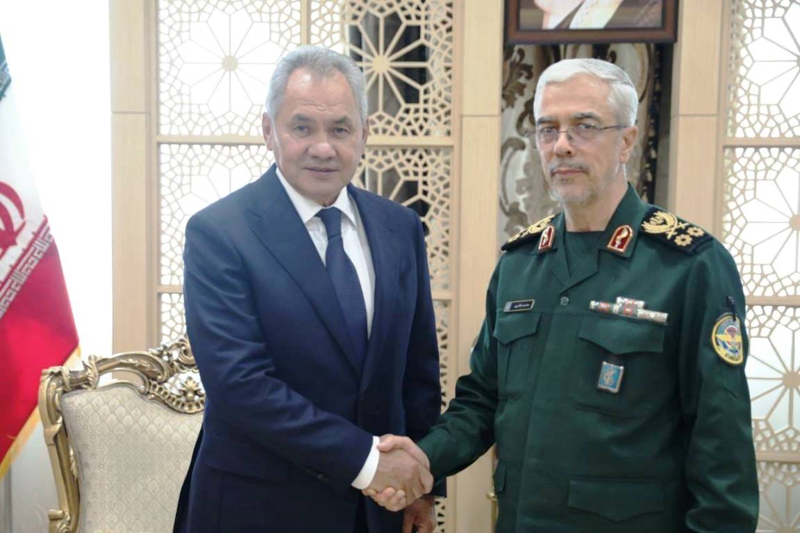 Sergei K. Schoigu auf Besuch bei Mohammad Bagheri, dem Chef des Generalstabs der iranischen Streitkräfte. (© imago images/ZUMA Press Wire)