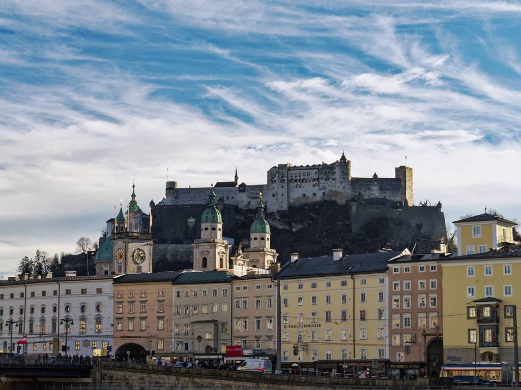 Die Stadt Salzburg, Hauptstadt des gleichnamigen österreichischen Bundeslandes. (© imago images/CHROMORANGE)