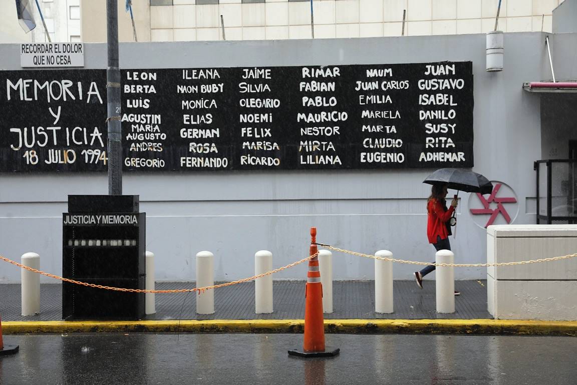 Gedenken für die Opfer des Terroranschlags auf das AMIA-Gebäude in Buenos Aires. (© imago images/Newscom/GDA)