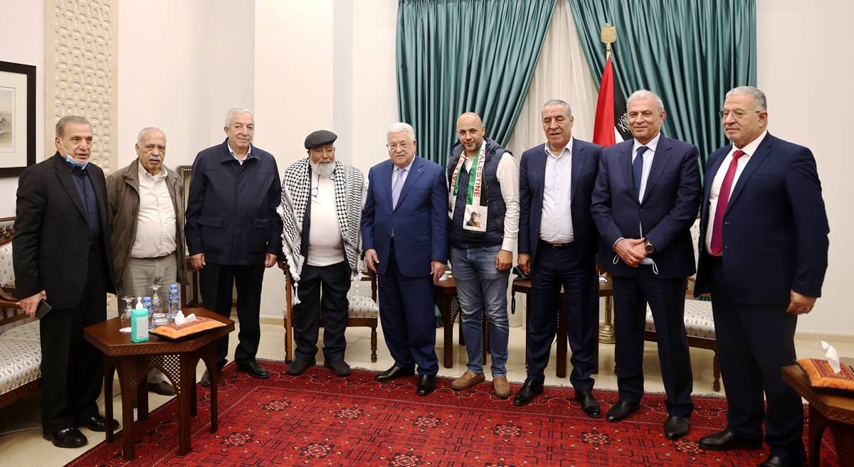 Mahmud Abbas ehrt Terroristen, die nach langjährigen Haftstrafen in Israel entlassen worden waren. (© imago images/APAimages)