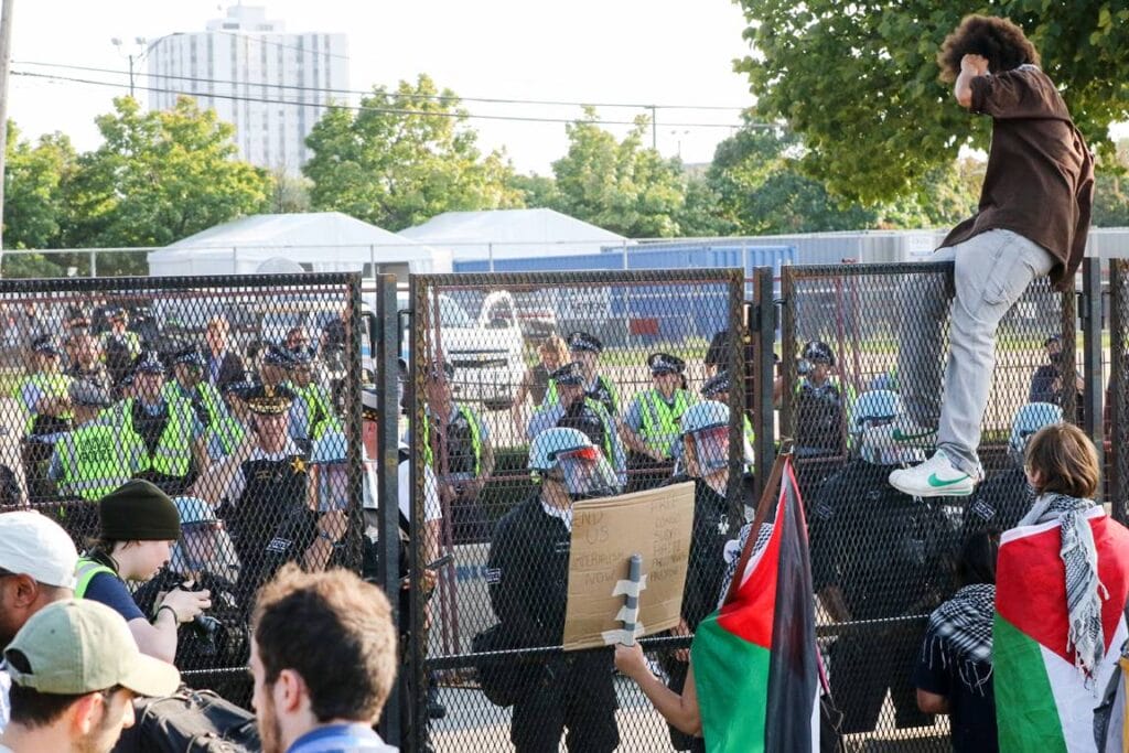 Israelfeindliche Demonstranten versuchten Absperrzäune beim Parteitag der US-Demokraten zu durchbrechen. (© imago images/Sipa USA)