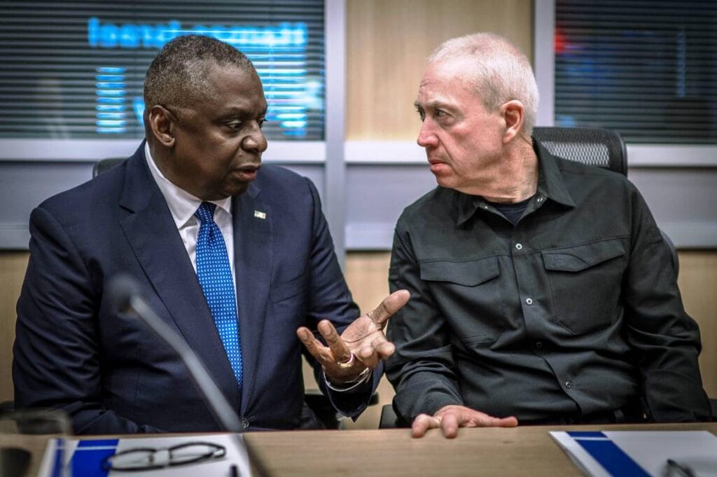 US-Verteidigungsminister Lloyd Austin und sein israelischer Amtskollege Yoav Gallant, hier bei einem Treffen im Oktoober 2023 in Tel Aviv. (© imago images/ZUMA Press Wire)