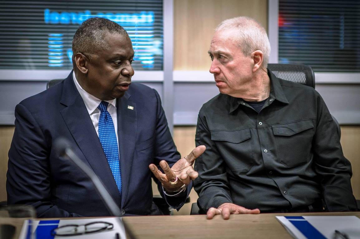 US-Verteidigungsminister Lloyd Austin und sein israelischer Amtskollege Yoav Gallant, hier bei einem Treffen im Oktoober 2023 in Tel Aviv. (© imago images/ZUMA Press Wire)