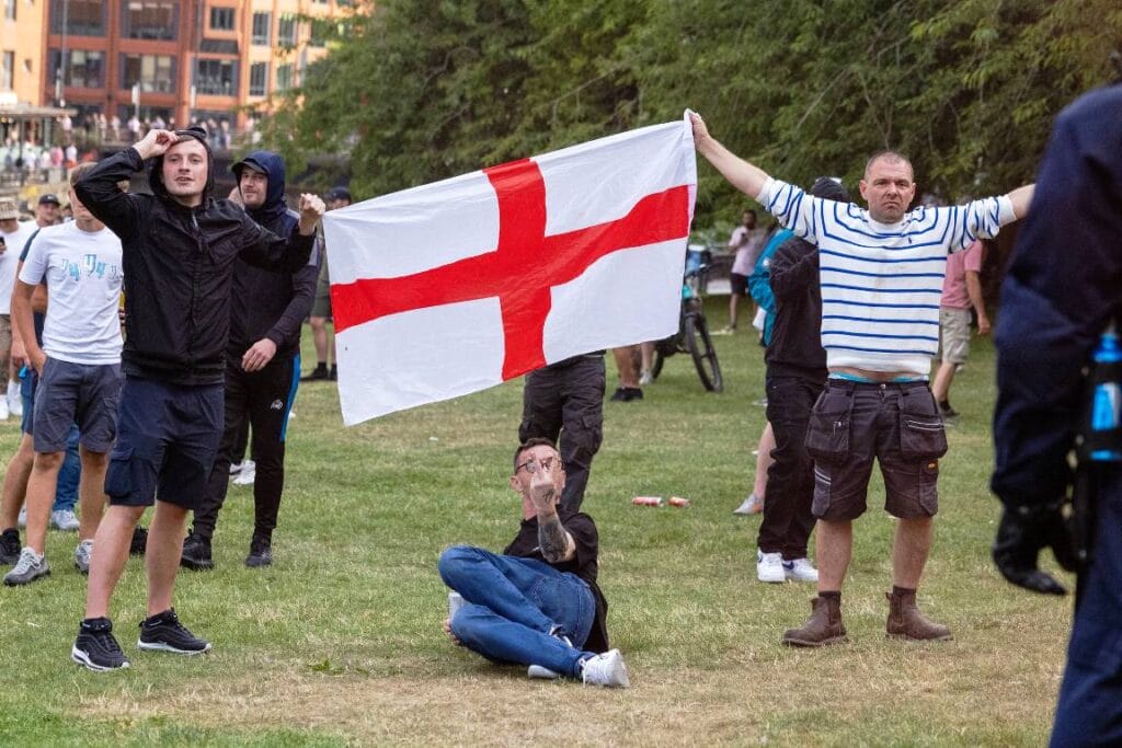 Für den islamischen Funktionär stecken »zionistische Geldgeber aus dem Ausland« hinter randalierenden britischen Rechtsextremen. (© imago images/Cover-Images)
