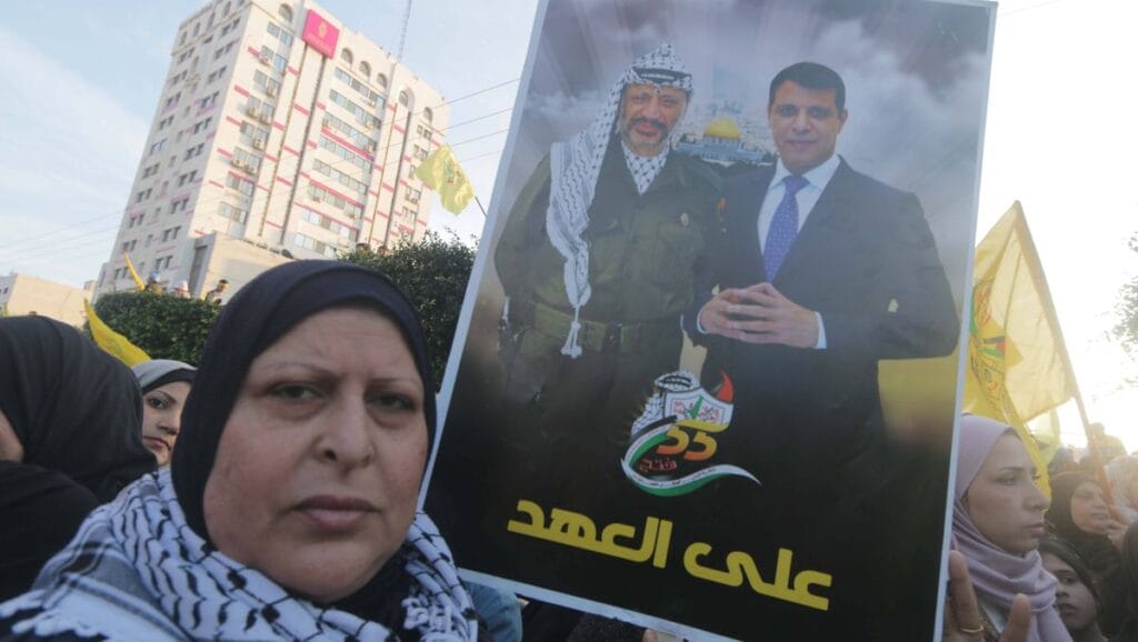 Fatah-Anhängerin in Gaza mit einem Poster von Jassir Arafat und Mohammad Dahlan