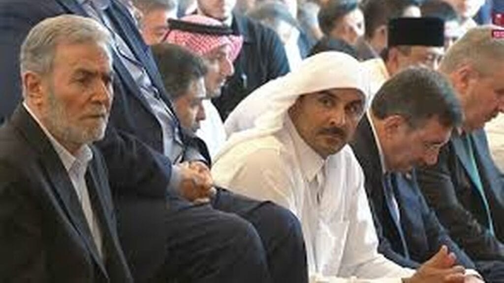 Der Emir von Katar (mi.) neben dem Chef des Islamischen Dschihad (re.) beim Begräbnis von Hamas-Führer Ismail Haniyeh in Doha